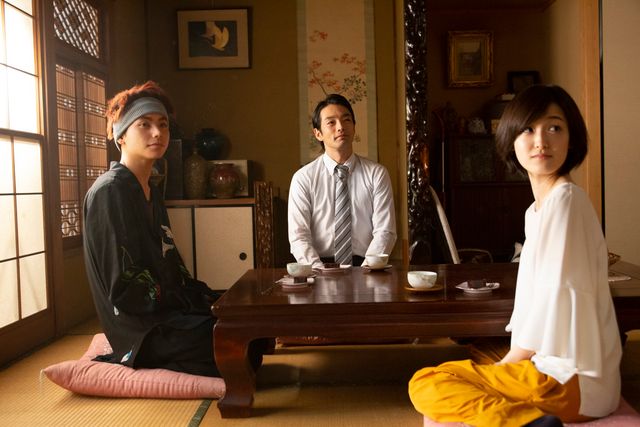 森山未來のスーツ姿！映画『“隠れビッチ”やってました。』場面カット（2枚目）