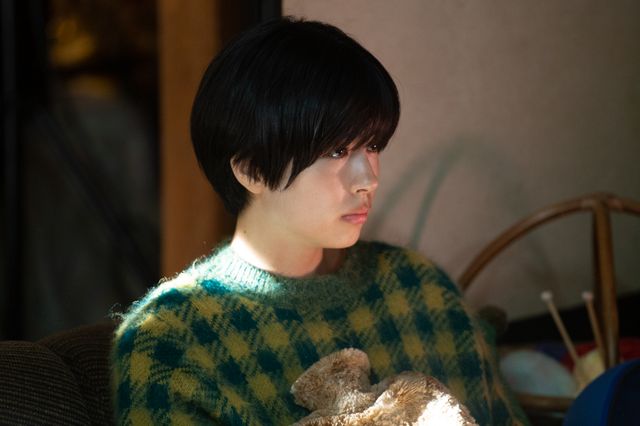 森山未來のスーツ姿！映画『“隠れビッチ”やってました。』場面カット（3枚目）