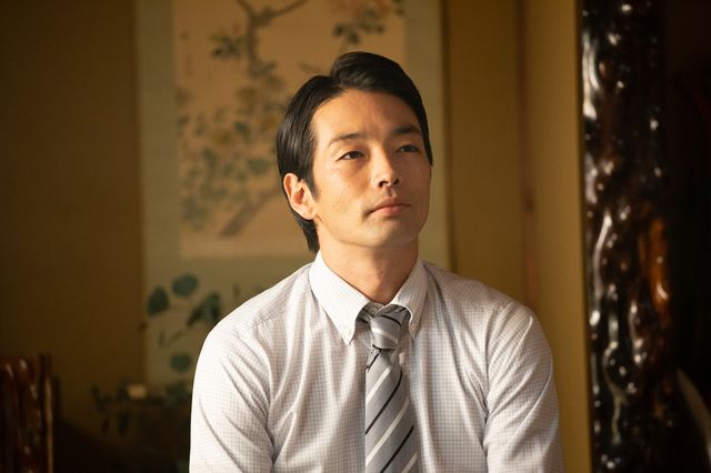 森山未來のスーツ姿！映画『“隠れビッチ”やってました。』場面カット（4枚目）