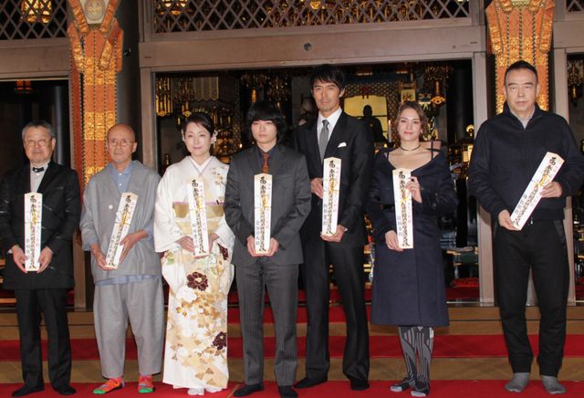 左から夢枕獏、火野正平、松坂慶子、染谷将太、阿部寛、チャン・ロンロン、チェン・カイコー監督