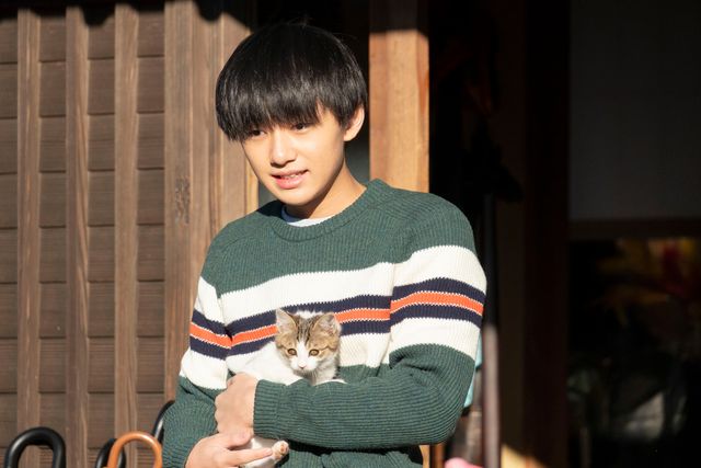 猫のムーちゃんを抱える直達（大西利空）映画『水は海に向かって流れる』場面カット：フォトギャラリー