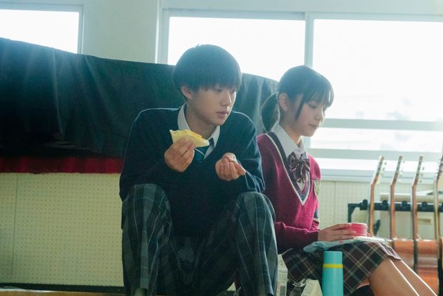 猫のムーちゃんを抱える直達（大西利空）映画『水は海に向かって流れる』場面カット（2枚目）