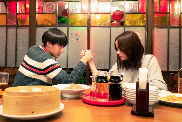 猫のムーちゃんを抱える直達（大西利空）映画『水は海に向かって流れる』場面カット（3枚目）