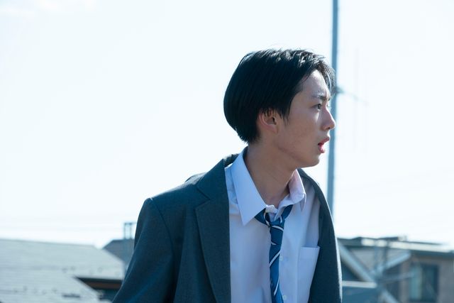 猫のムーちゃんを抱える直達（大西利空）映画『水は海に向かって流れる』場面カット（4枚目）