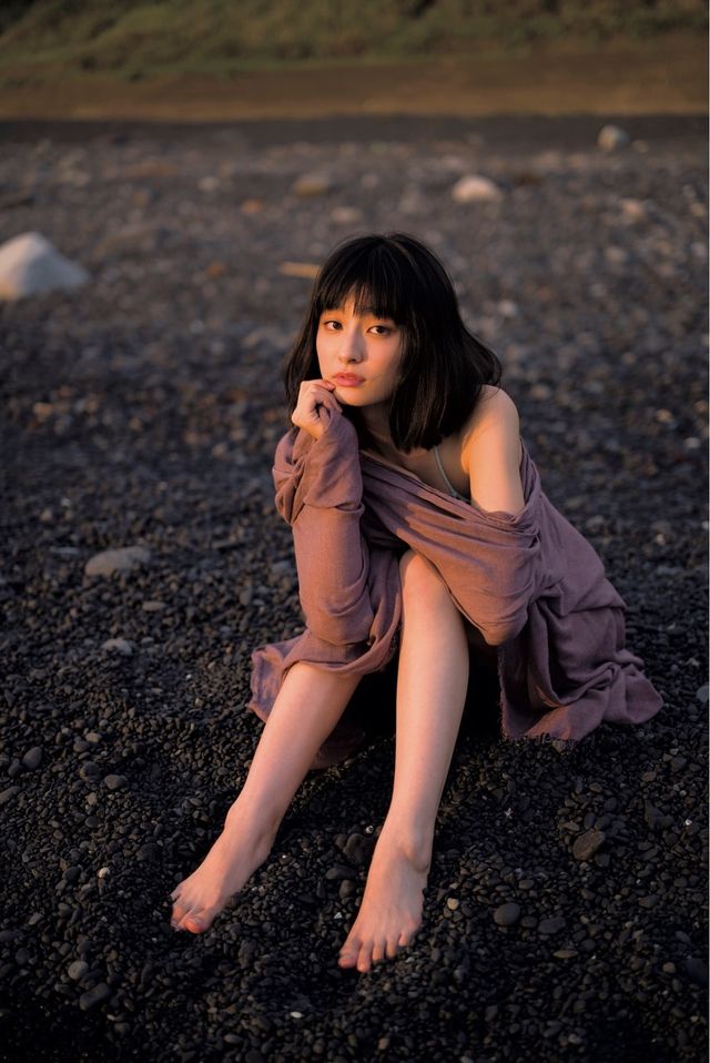 【5枚】吉川愛、真っ赤なビキニがフレッシュ！写真集「i」2月17日発売（3枚目）