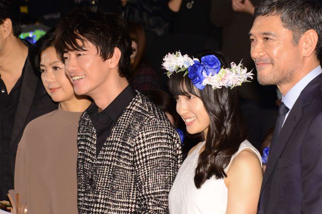 佐藤健が土屋太鳳に花冠！『8年越しの花嫁　奇跡の実話』完成披露試写会：フォトギャラリー