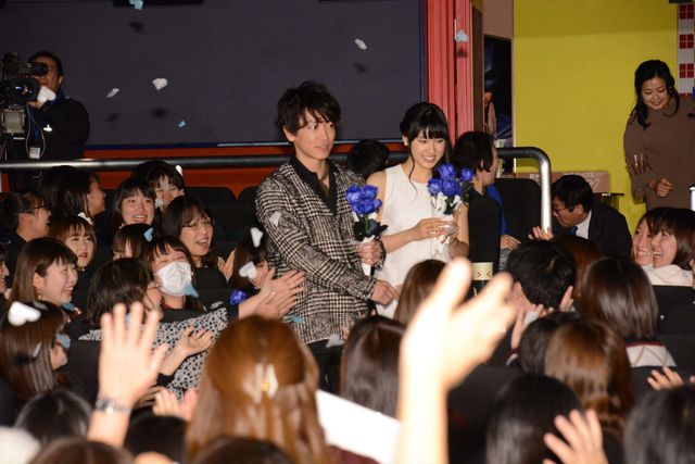 佐藤健が土屋太鳳に花冠！『8年越しの花嫁　奇跡の実話』完成披露試写会（3枚目）