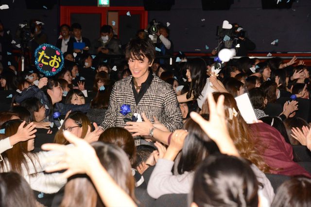佐藤健が土屋太鳳に花冠！『8年越しの花嫁　奇跡の実話』完成披露試写会（4枚目）