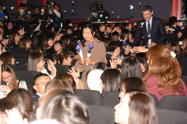 佐藤健が土屋太鳳に花冠！『8年越しの花嫁　奇跡の実話』完成披露試写会（5枚目）