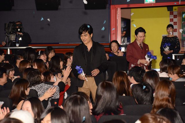 佐藤健が土屋太鳳に花冠！『8年越しの花嫁　奇跡の実話』完成披露試写会（6枚目）