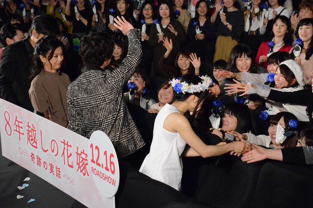 佐藤健が土屋太鳳に花冠！『8年越しの花嫁　奇跡の実話』完成披露試写会（28枚目）