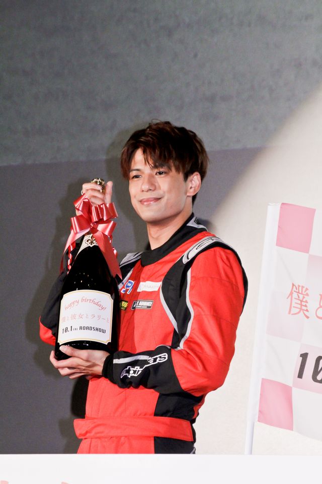 森崎ウィンが本格レーシングスーツ姿で登場！『僕と彼女とラリーと』完成披露上映会（4枚目）