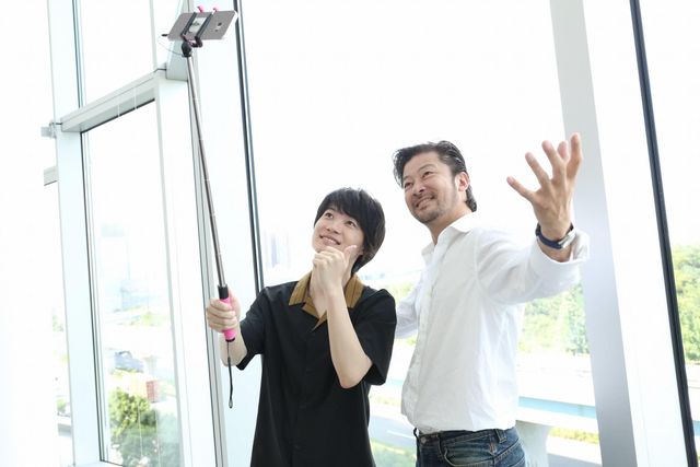 浅野忠信＆神木隆之介、自撮り中！：フォトギャラリー