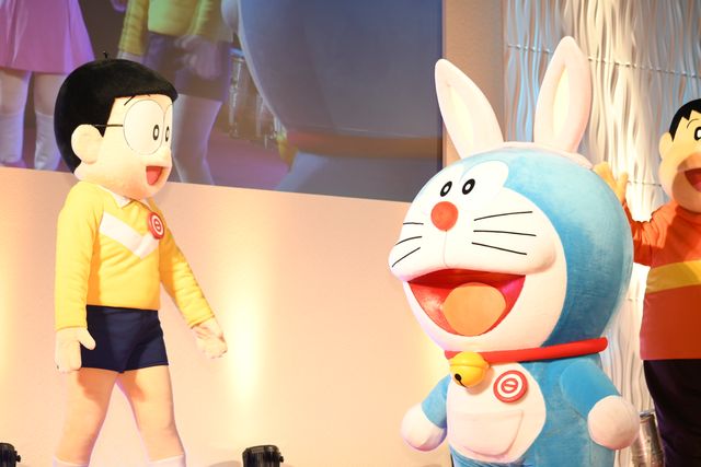 平井大、ドラえもんと一緒のステージに笑顔！主題歌披露スペシャルステージ（2枚目）
