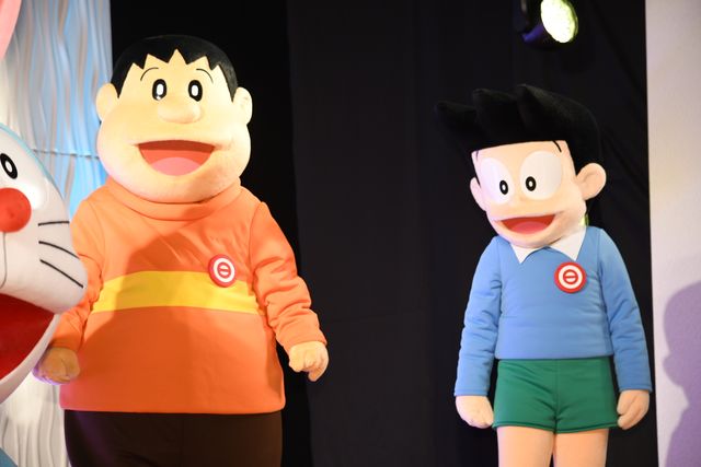 平井大、ドラえもんと一緒のステージに笑顔！主題歌披露スペシャルステージ（3枚目）