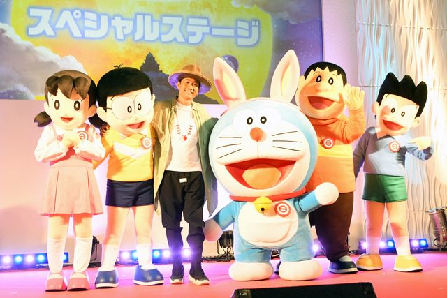 平井大、ドラえもんと一緒のステージに笑顔！主題歌披露スペシャルステージ（15枚目）