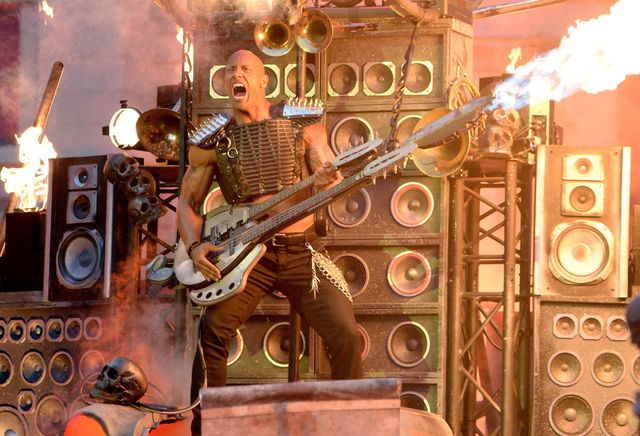 画像は『マッドマックス 怒りのデス・ロード』風のロック様