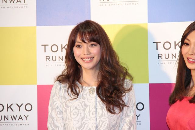 エビちゃん、春のイチ押しはレースのスプリングコート！　最近宝塚にハマり中？　画像ギャラリー：フォトギャラリー