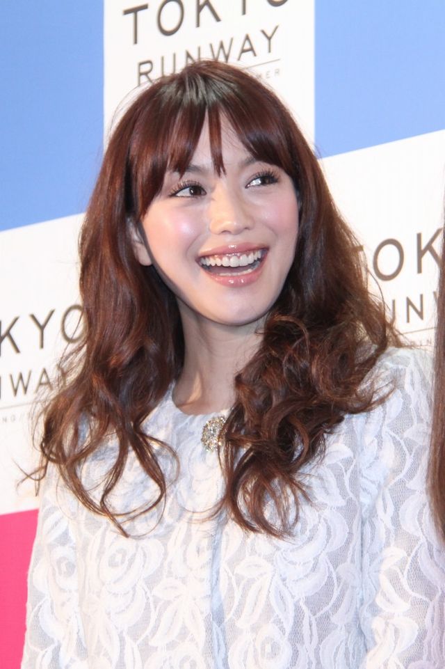 エビちゃん、春のイチ押しはレースのスプリングコート！　最近宝塚にハマり中？　画像ギャラリー（5枚目）