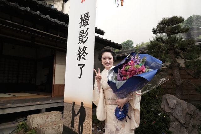 「ばけばけ」クランクアップ時の高石あかり