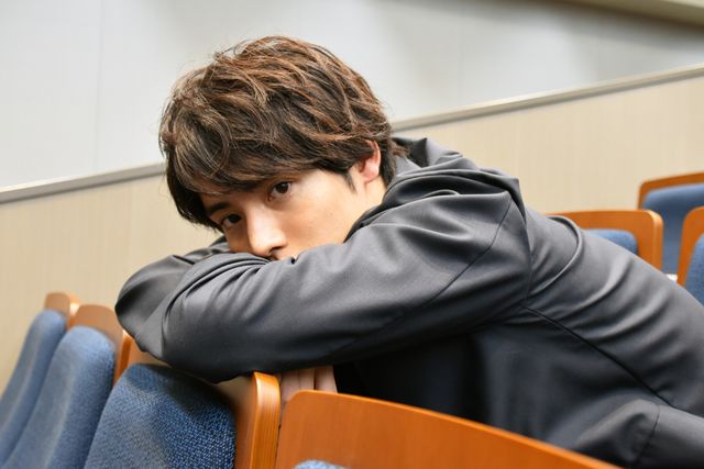 魅力的すぎる赤楚衛二！ドラマ「30歳まで童貞だと魔法使いになれるらしい」インタビューカット：フォトギャラリー