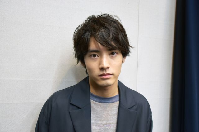 魅力的すぎる赤楚衛二！ドラマ「30歳まで童貞だと魔法使いになれるらしい」インタビューカット（2枚目）