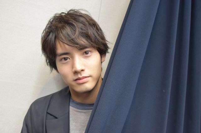 魅力的すぎる赤楚衛二！ドラマ「30歳まで童貞だと魔法使いになれるらしい」インタビューカット（5枚目）