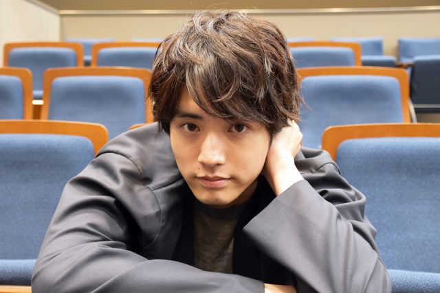 魅力的すぎる赤楚衛二！ドラマ「30歳まで童貞だと魔法使いになれるらしい」インタビューカット（6枚目）