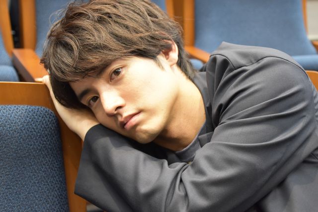 魅力的すぎる赤楚衛二！ドラマ「30歳まで童貞だと魔法使いになれるらしい」インタビューカット（8枚目）