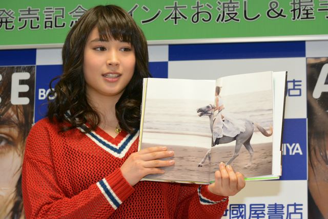 映画『銀の匙』ヒロインの広瀬アリス、ファースト写真集で「大人アリス」をアピール！　画像ギャラリー（14枚目）