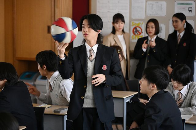 御上の正体が明かされる！「御上先生」第6話場面写真（8枚目）