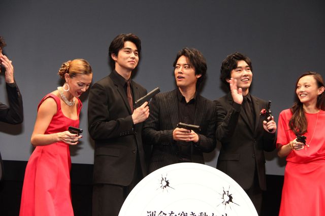 東出昌大＆桐谷健太が仲良すぎ！『GONIN』キャスト集結フォトギャラリー（23枚目）