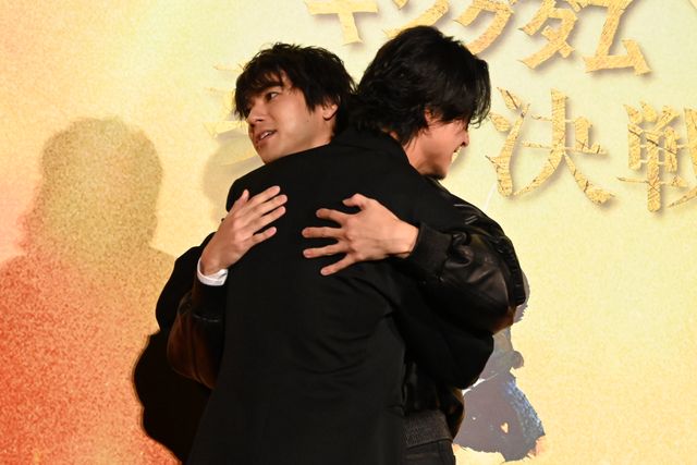 山崎賢人、山田裕貴とハグ！『キングダム　魂の決戦』超特大ヒット御礼舞台挨拶の様子：フォトギャラリー