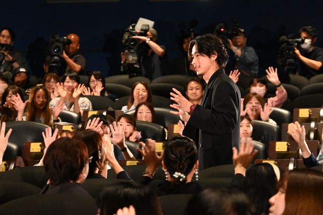 山崎賢人、山田裕貴とハグ！『キングダム　魂の決戦』超特大ヒット御礼舞台挨拶の様子（2枚目）