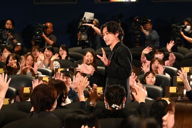 山崎賢人、山田裕貴とハグ！『キングダム　魂の決戦』超特大ヒット御礼舞台挨拶の様子（3枚目）