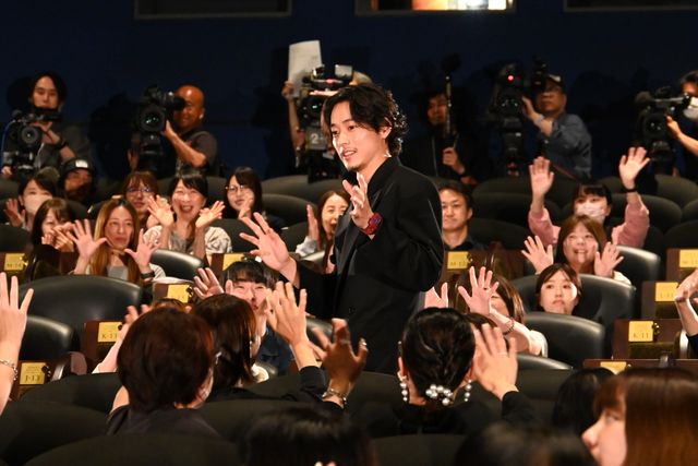 山崎賢人、山田裕貴とハグ！『キングダム　魂の決戦』超特大ヒット御礼舞台挨拶の様子（4枚目）