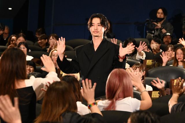 山崎賢人、山田裕貴とハグ！『キングダム　魂の決戦』超特大ヒット御礼舞台挨拶の様子（5枚目）