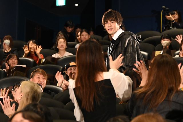 山崎賢人、山田裕貴とハグ！『キングダム　魂の決戦』超特大ヒット御礼舞台挨拶の様子（6枚目）