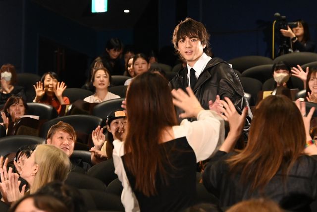 山崎賢人、山田裕貴とハグ！『キングダム　魂の決戦』超特大ヒット御礼舞台挨拶の様子（7枚目）