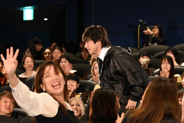 山崎賢人、山田裕貴とハグ！『キングダム　魂の決戦』超特大ヒット御礼舞台挨拶の様子（8枚目）