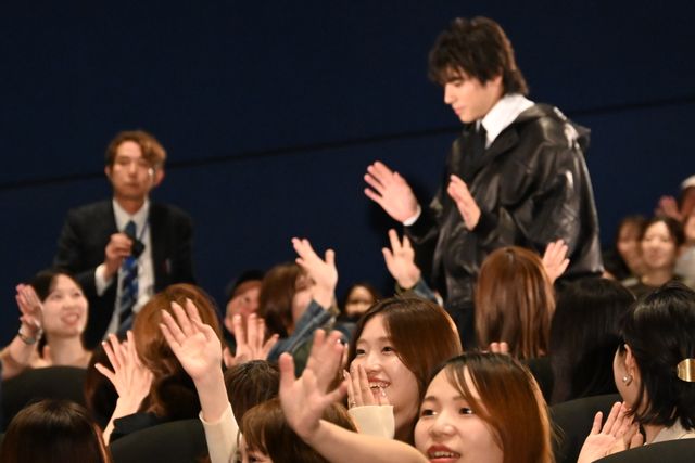 山崎賢人、山田裕貴とハグ！『キングダム　魂の決戦』超特大ヒット御礼舞台挨拶の様子（9枚目）