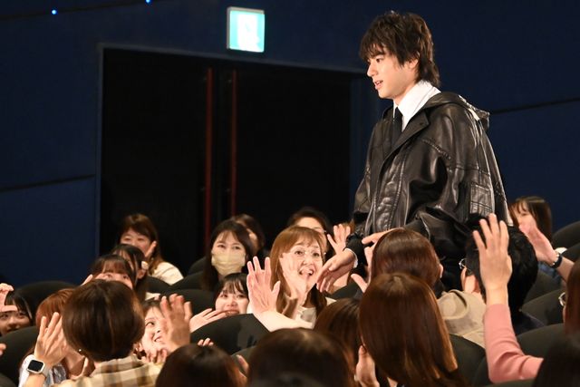山崎賢人、山田裕貴とハグ！『キングダム　魂の決戦』超特大ヒット御礼舞台挨拶の様子（10枚目）