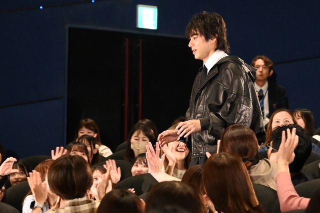 山崎賢人、山田裕貴とハグ！『キングダム　魂の決戦』超特大ヒット御礼舞台挨拶の様子（11枚目）