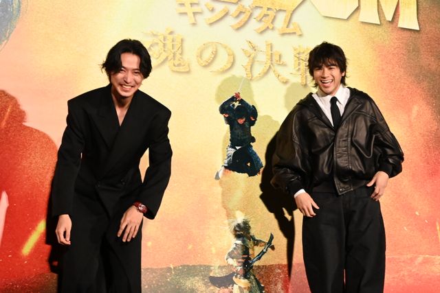 山崎賢人、山田裕貴とハグ！『キングダム　魂の決戦』超特大ヒット御礼舞台挨拶の様子（12枚目）