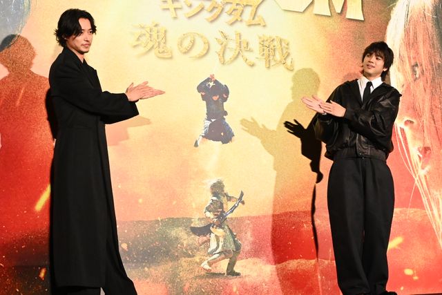 山崎賢人、山田裕貴とハグ！『キングダム　魂の決戦』超特大ヒット御礼舞台挨拶の様子（13枚目）