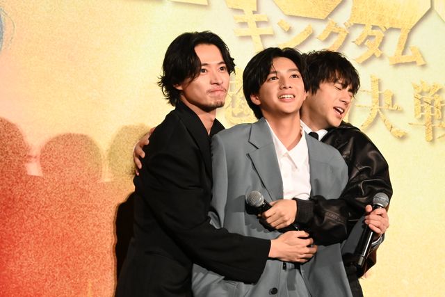 山崎賢人、山田裕貴とハグ！『キングダム　魂の決戦』超特大ヒット御礼舞台挨拶の様子（18枚目）