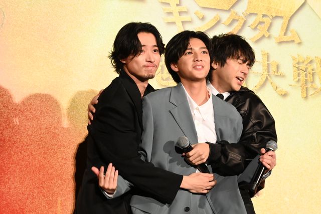 山崎賢人、山田裕貴とハグ！『キングダム　魂の決戦』超特大ヒット御礼舞台挨拶の様子（19枚目）