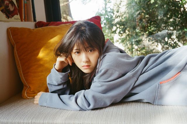 浜辺美波の圧倒的な透明感…「浜辺美波 カレンダー 2021.04-2022.03」（3枚目）