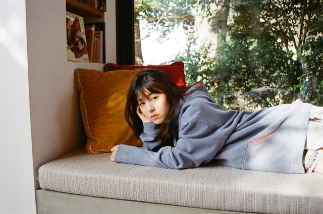 浜辺美波の圧倒的な透明感…「浜辺美波 カレンダー 2021.04-2022.03」（4枚目）