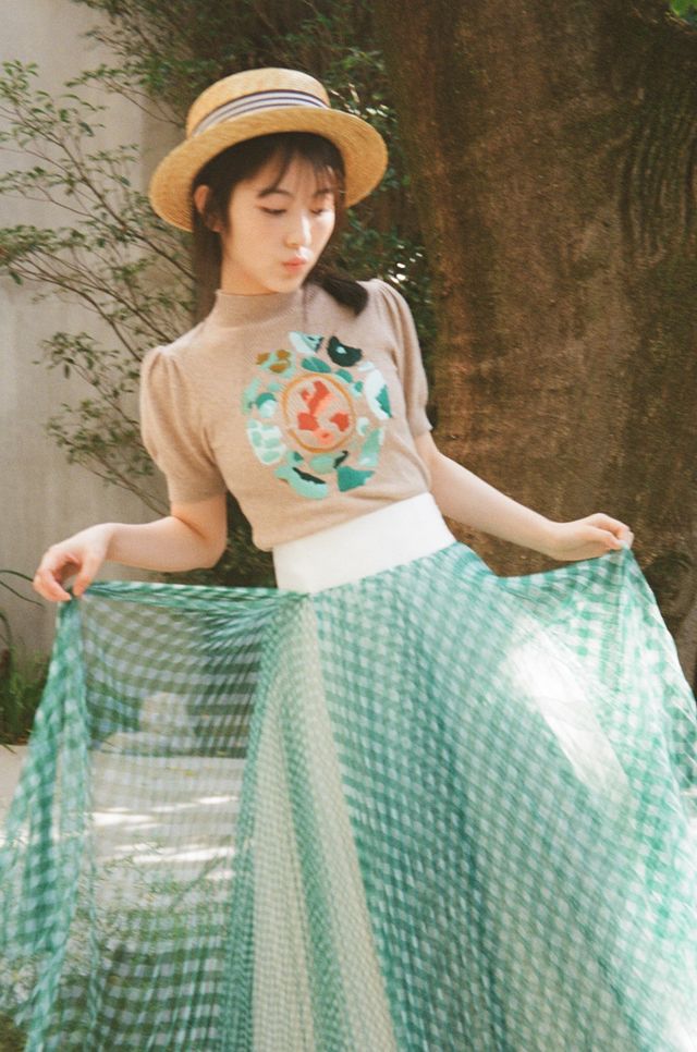 浜辺美波の圧倒的な透明感…「浜辺美波 カレンダー 2021.04-2022.03」（5枚目）